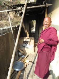 Lama Gondup vor seinem Holzfeuer-Herd (1024)