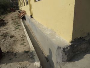 Stützmauer um das Wohngebäude